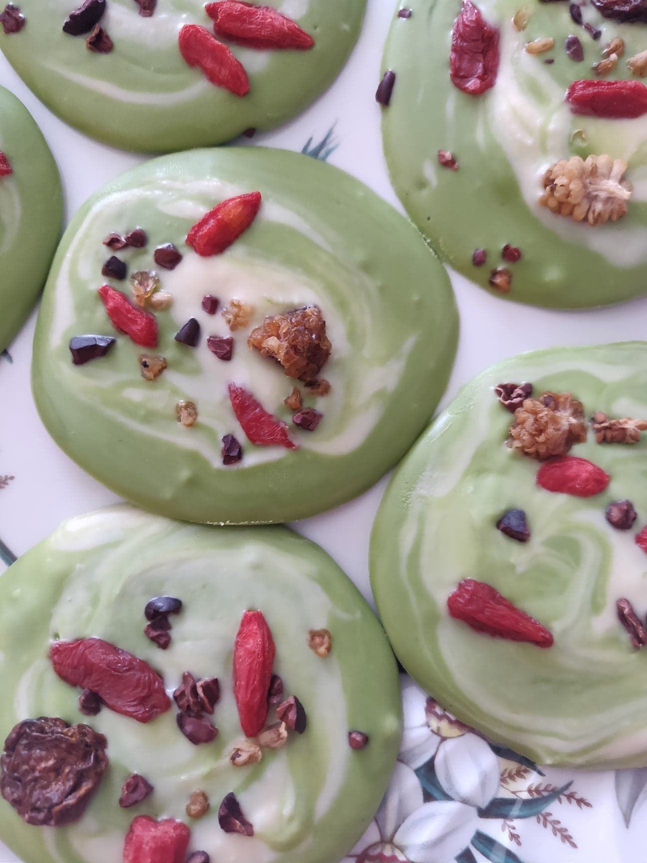 recette mendiants chocolat au thé vert matcha et superfruits