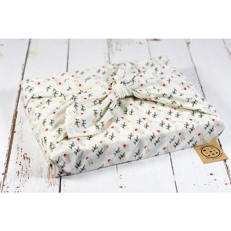 Le furoshiki, l'emballage zéro-déchet par excellence ! Une parfaite idée pour emballer vos cadeaux de manière écologique, en mode éthique et responsable :) #cadeau #noel #fetedespères #fetedesmères #idéecadeau #écologique #écologie #durable #cadeauécolo #artisanat #artisanal #cadeauartisanal #furoshiki #zérodéchet