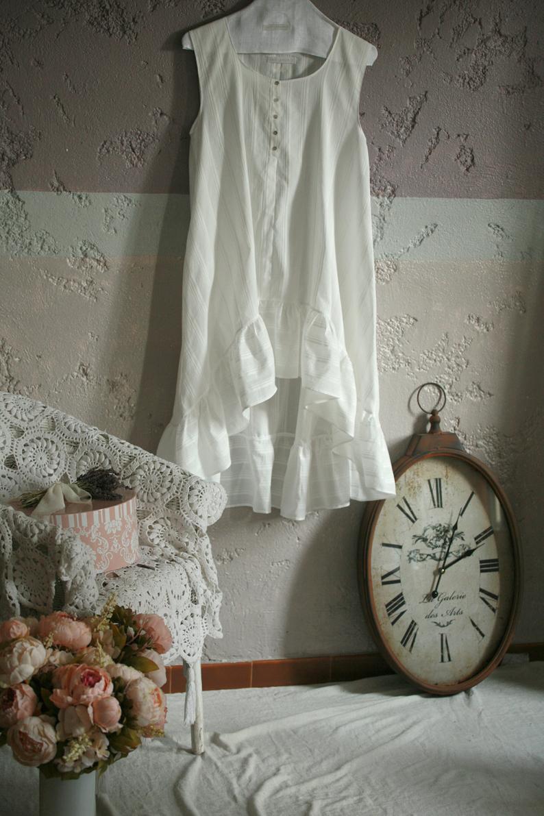 Une robe blanche romantique en lin made in France ! Une parfaite idée de cadeau écologique, en mode éthique et responsable :) #cadeau #noel #fetedespères #fetedesmères #idéecadeau #écologique #écologie #durable #cadeauécolo #artisanat #artisanal #cadeauartisanal #modeéthique #moderesponsable #lin #linnen