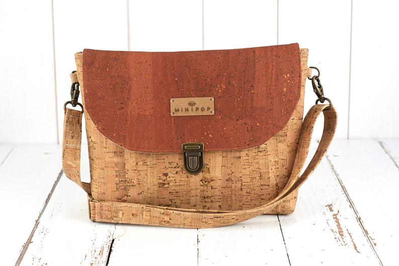 Un sac à main végane en liège made in France, une parfaite idée de cadeau écologique, en mode éthique et responsable :) #cadeau #noel #fetedespères #fetedesmères #idéecadeau #écologique #écologie #durable #cadeauécolo #artisanat #artisanal #cadeauartisanal #modeéthique #moderesponsable #liège #vegan #végane