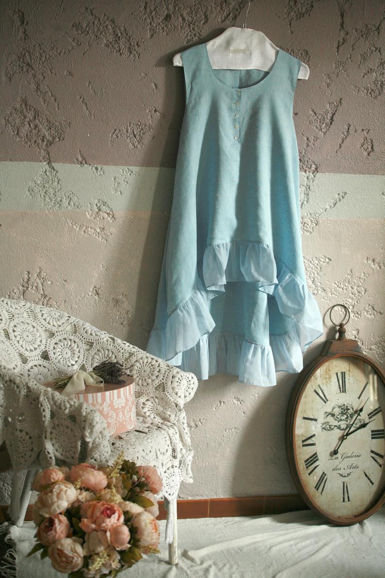 Une robe bleue romantique en lin made in France ! Une parfaite idée de cadeau écologique, en mode éthique et responsable :) #cadeau #noel #fetedespères #fetedesmères #idéecadeau #écologique #écologie #durable #cadeauécolo #artisanat #artisanal #cadeauartisanal #modeéthique #moderesponsable #lin #linnen
